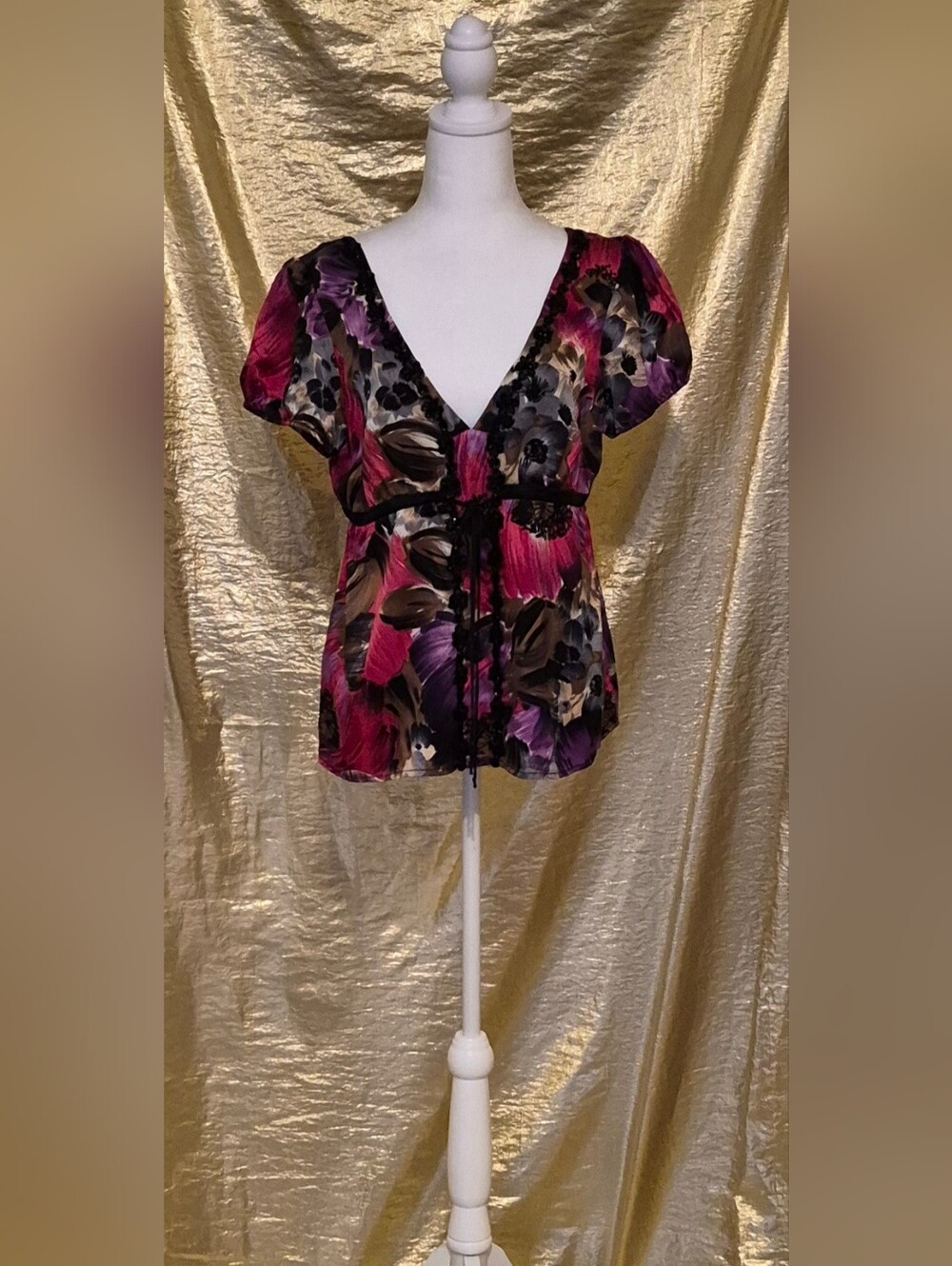 Floral, Embellished V-Neck Tie-Waist Women’s Top in Fuchsia and Purple